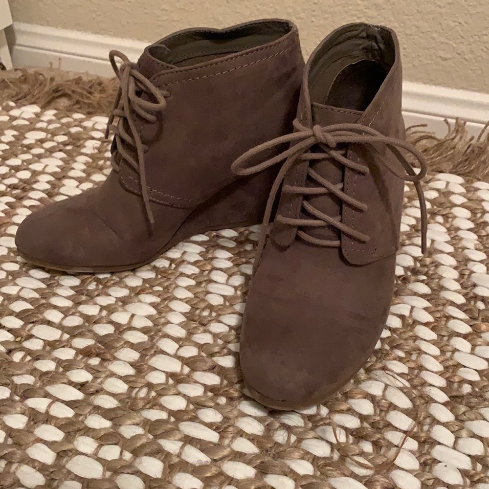 Light gray wedges by Arizona Jean co.